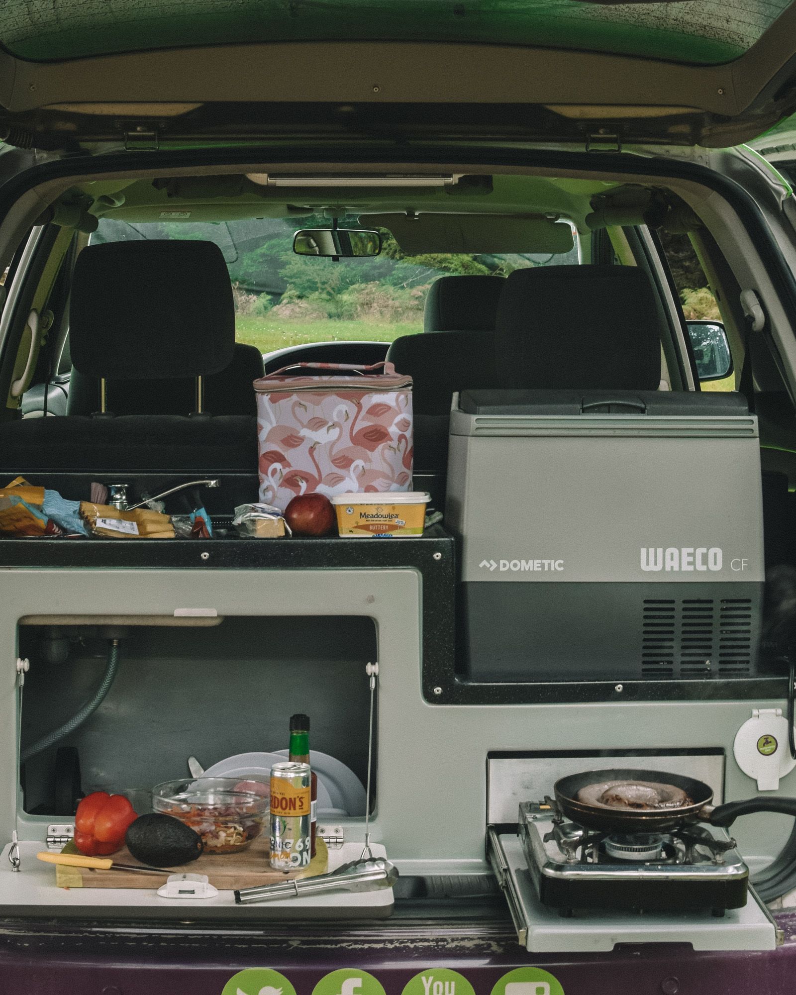 Kitchenware - Kitchenware utensils to prepare and cook your meals, & a mini kitchen sink (fresh water)