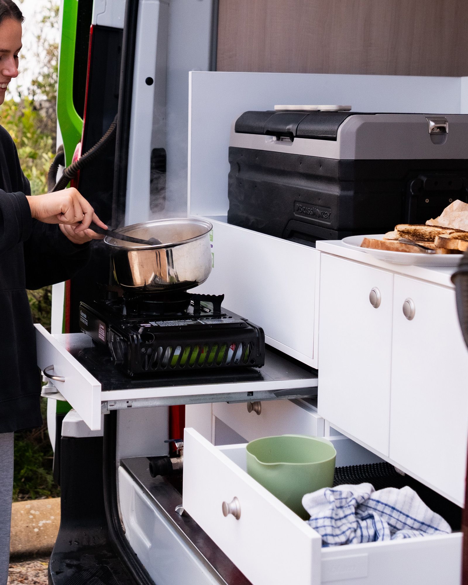 Kitchenware - Kitchenware utensils to prepare and cook your meals, & a mini kitchen sink (fresh water)