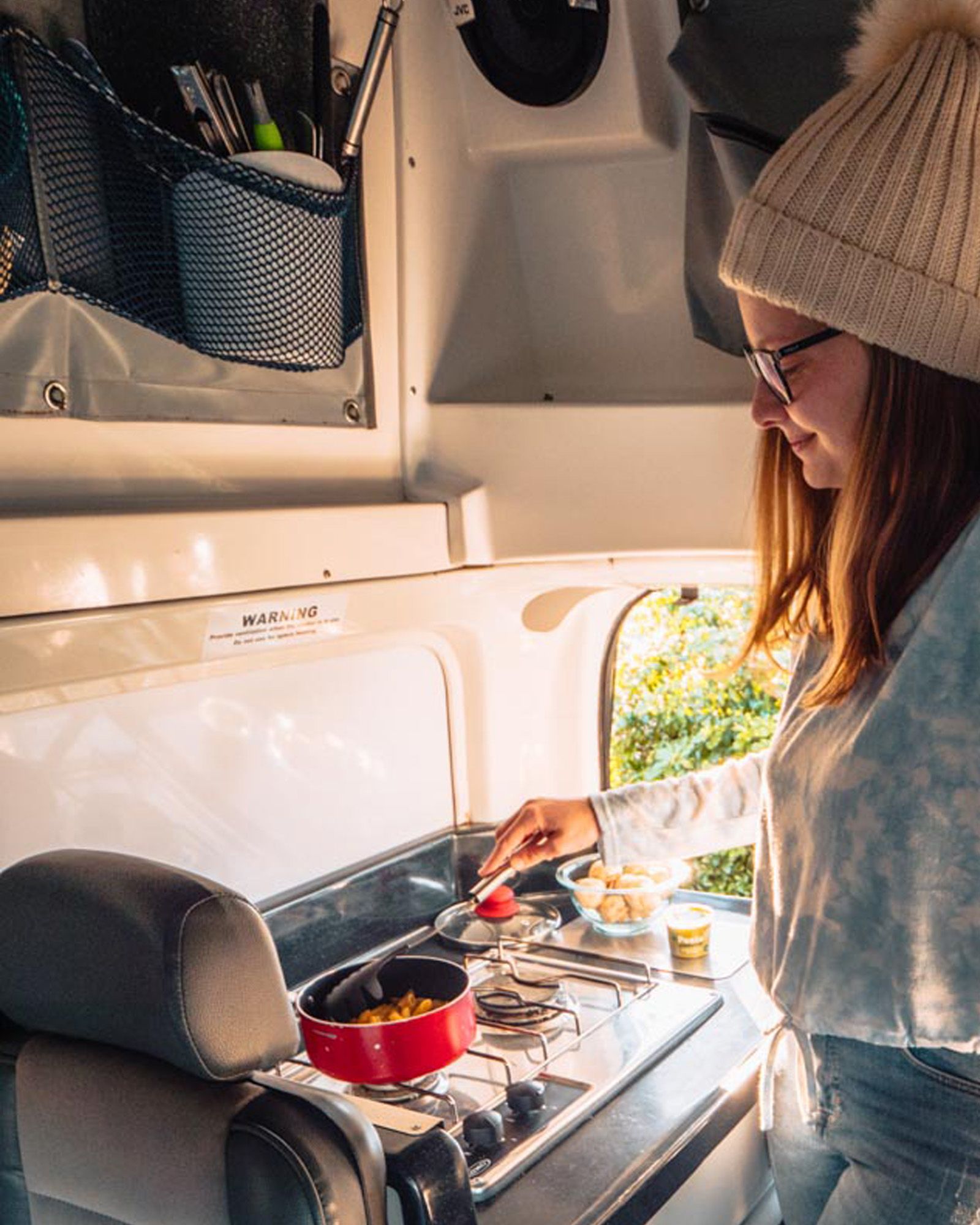 Kitchenware - Kitchenware utensils to prepare and cook your meals, & a mini kitchen sink (fresh water)