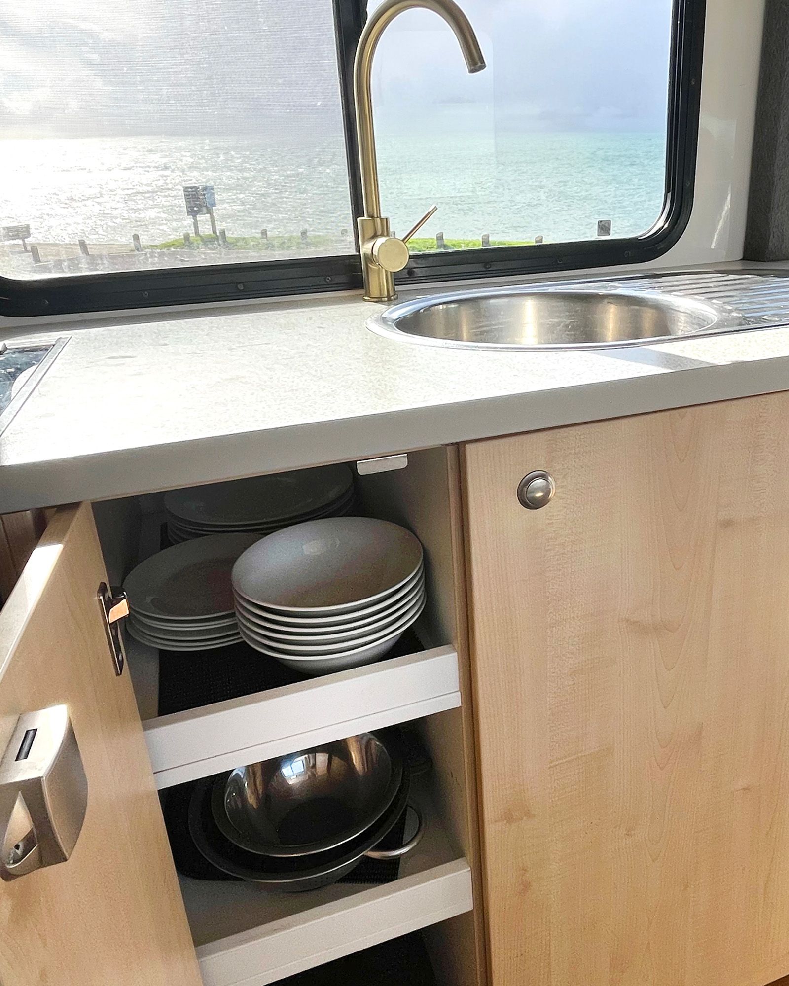 Kitchenware - Kitchenware utensils to prepare and cook your meals, & kitchen sink (fresh water)