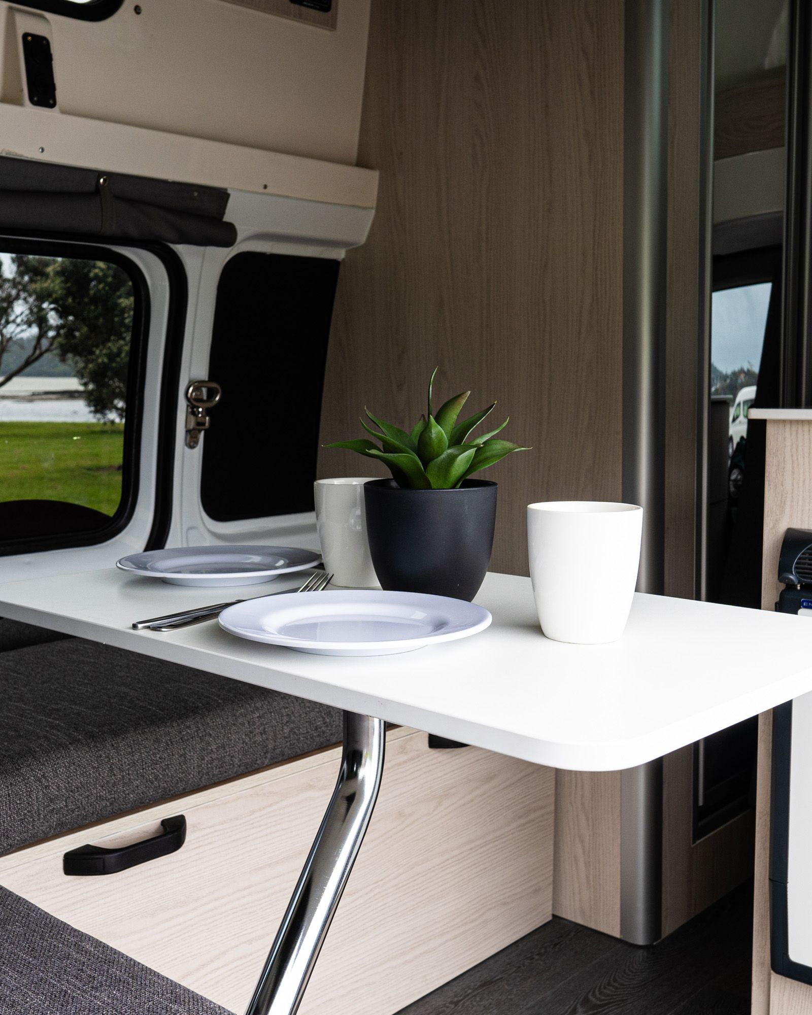 Inside table - Dine, play, or chill at the table – the perfect spot for cards, dinner, or a daytime lounge.