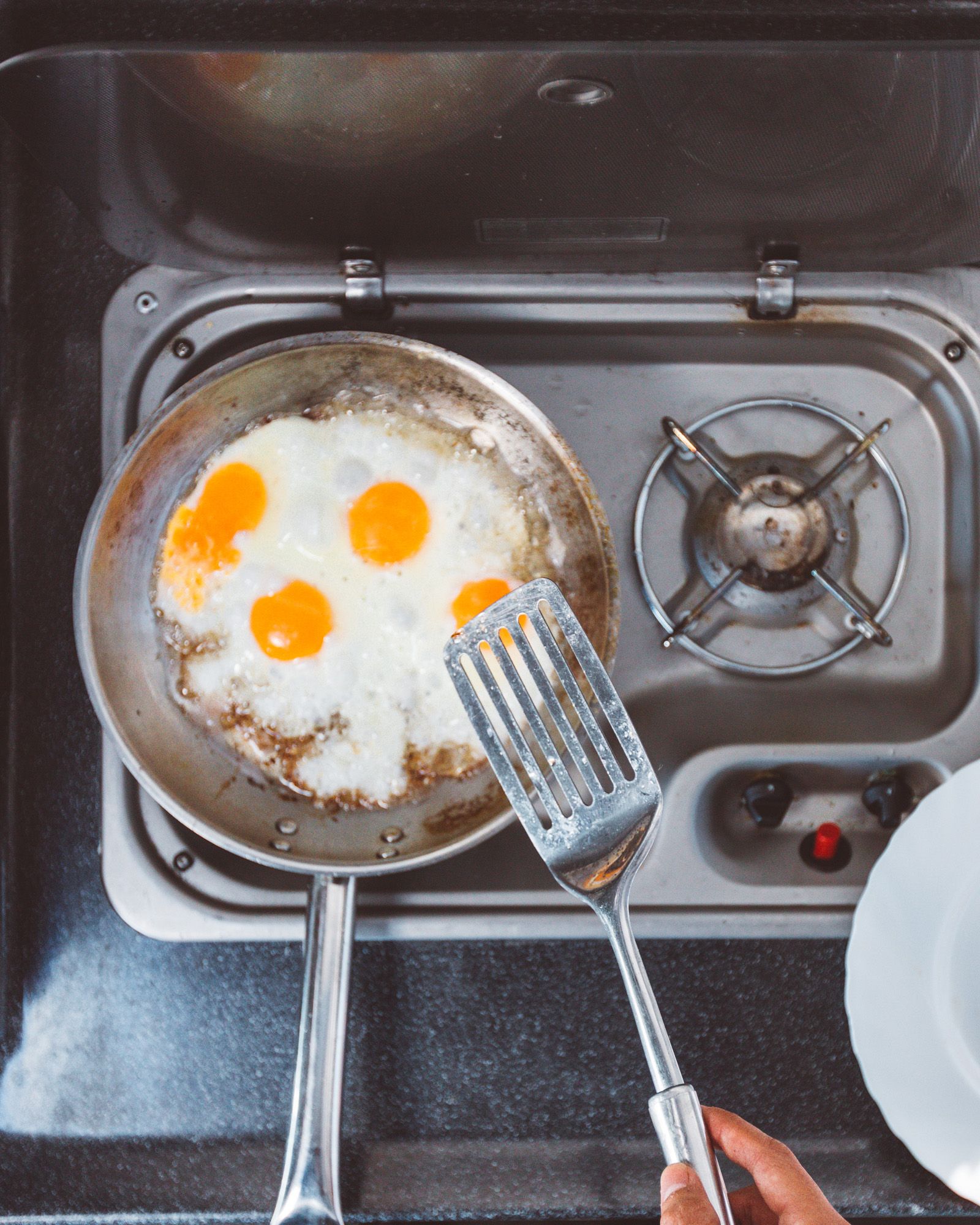 Gas cooker - Whip up meals on the go with our dual-burner stove, compatible with gas cartridges or LPG bottles (depending on your vehicle). 